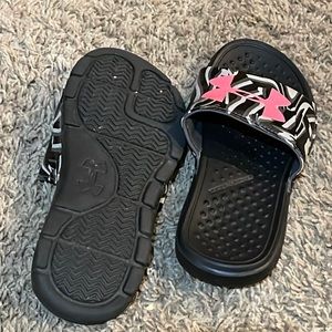 Like new Under Armor sandal slides